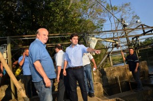 Prefeito Vinicius e o presidente da Câmara, Luiz Nardi, durante visita ao sistema de captação de água do Rio do Peixe