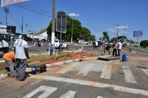 Operários executam alterações na Av. Ipiranga