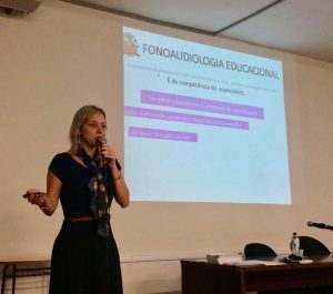 Marília Piazzi Seno faz apresentação a educadores; desafio interdisciplinar leva fonoaudiólogas para escolas, através dos demais Educadores.