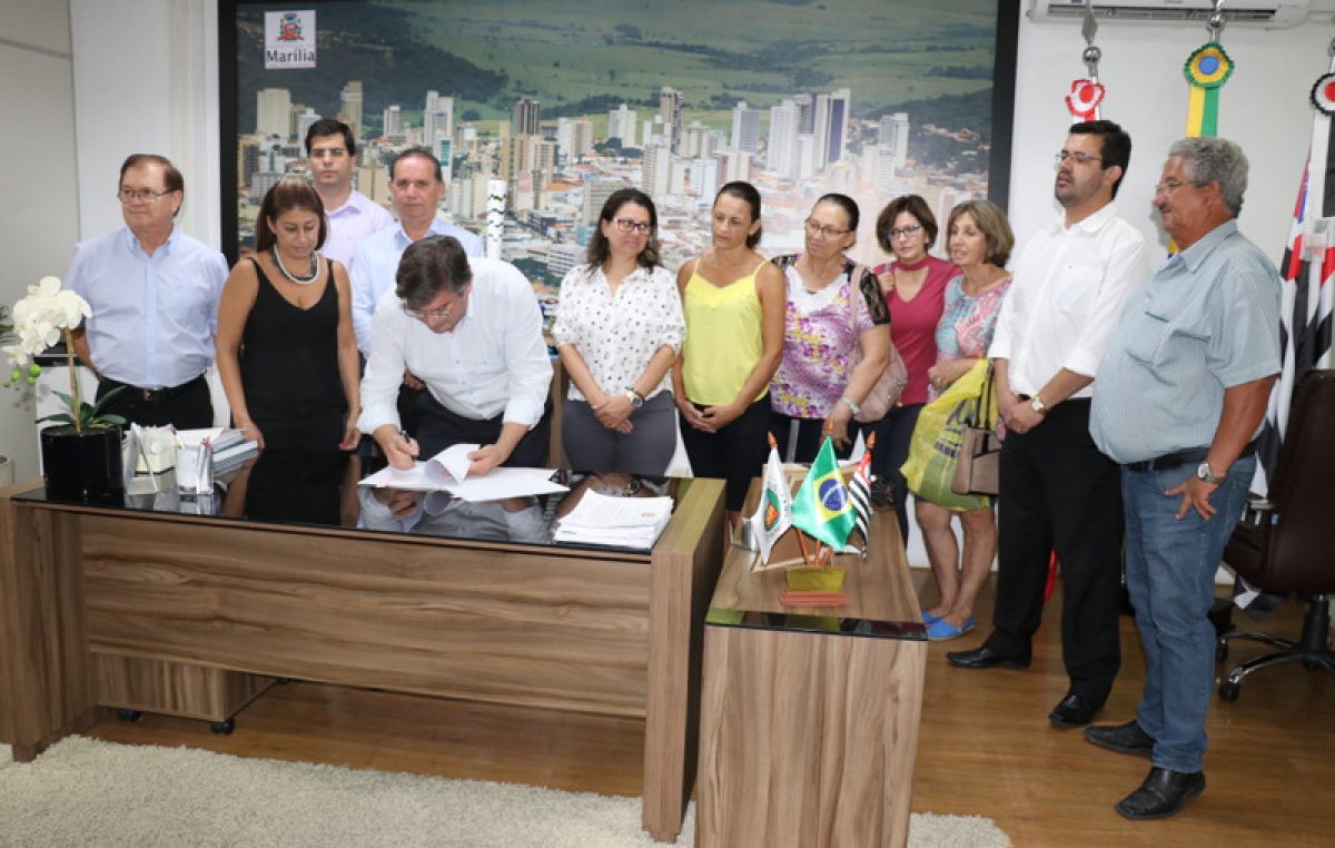 Prefeitura sanciona leis que beneficiam servidores ativos e inativos